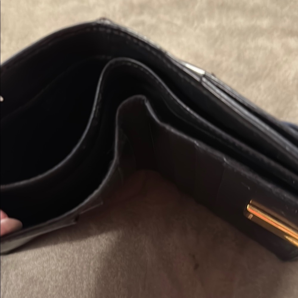 Gucci Black Leather Wallet with Gold Accent Unisex - Picture 7 of 10